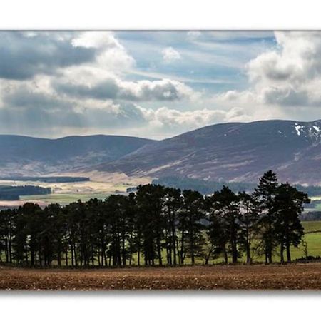 אבוין Traditional Family Home In Royal Deeside מראה חיצוני תמונה